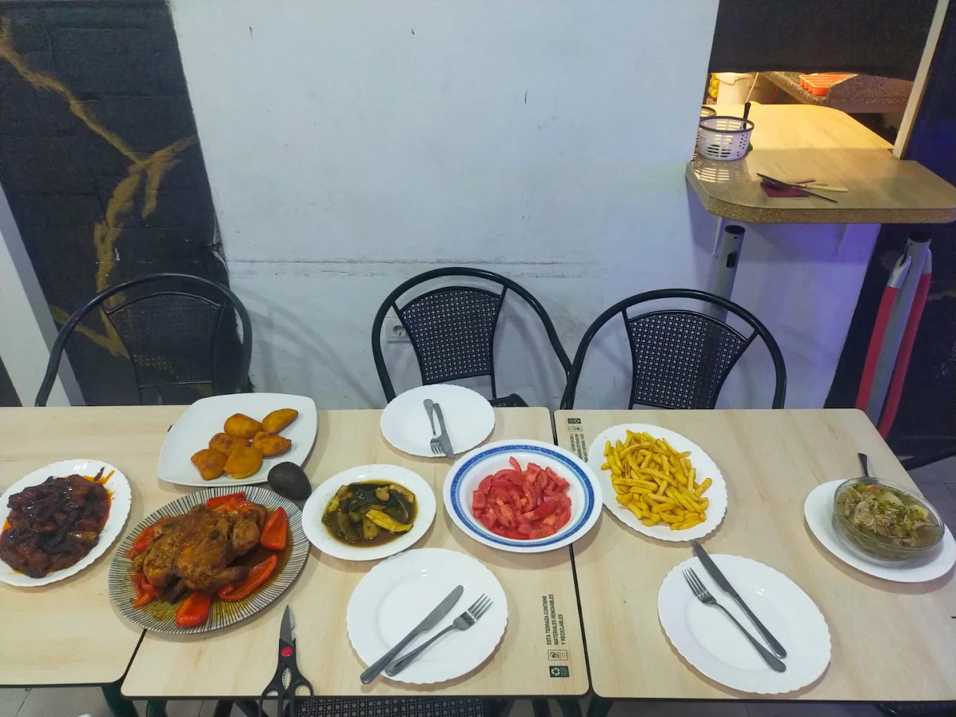 Mesa de comida puesta para 6
